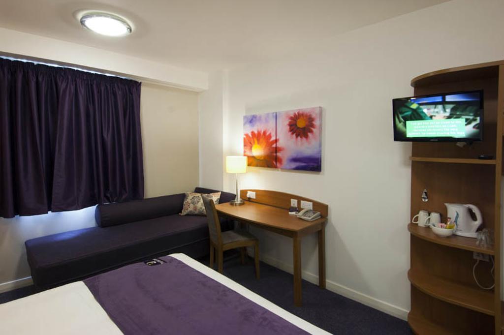 Premier Inn Edinburgh Central Exterior photo