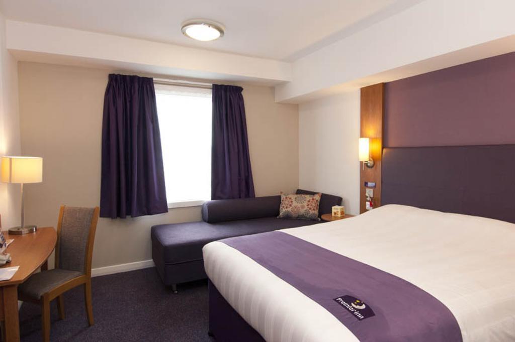 Premier Inn Edinburgh Central Exterior photo