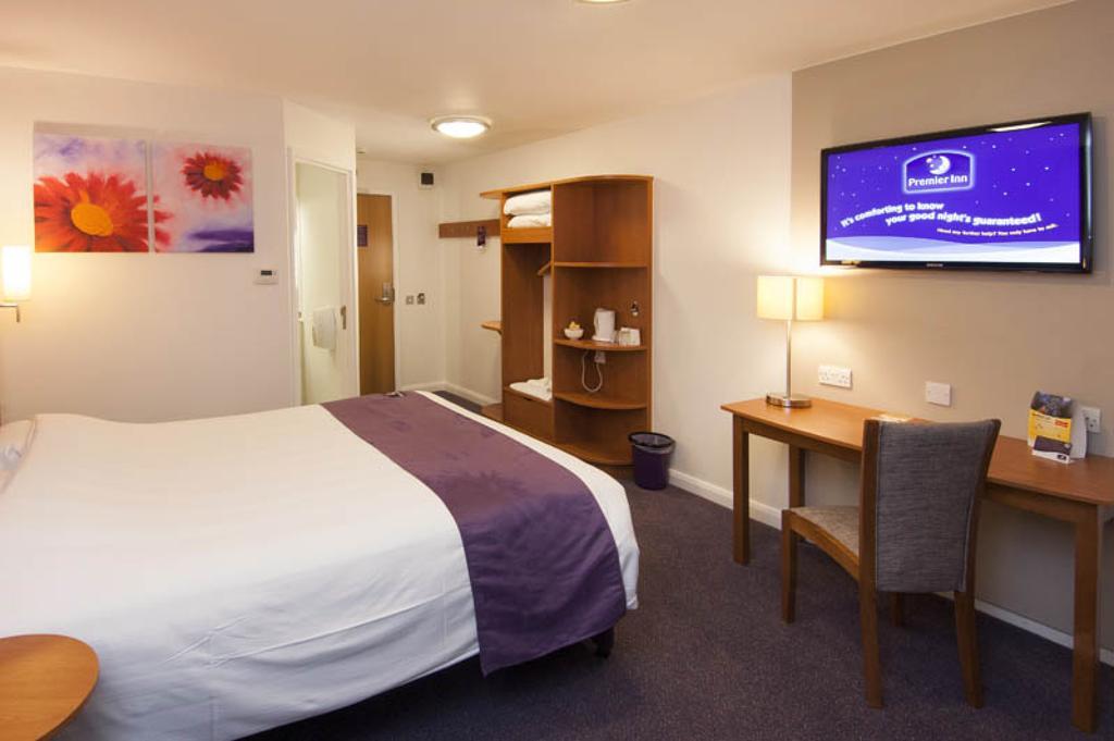 Premier Inn Edinburgh Central Exterior photo