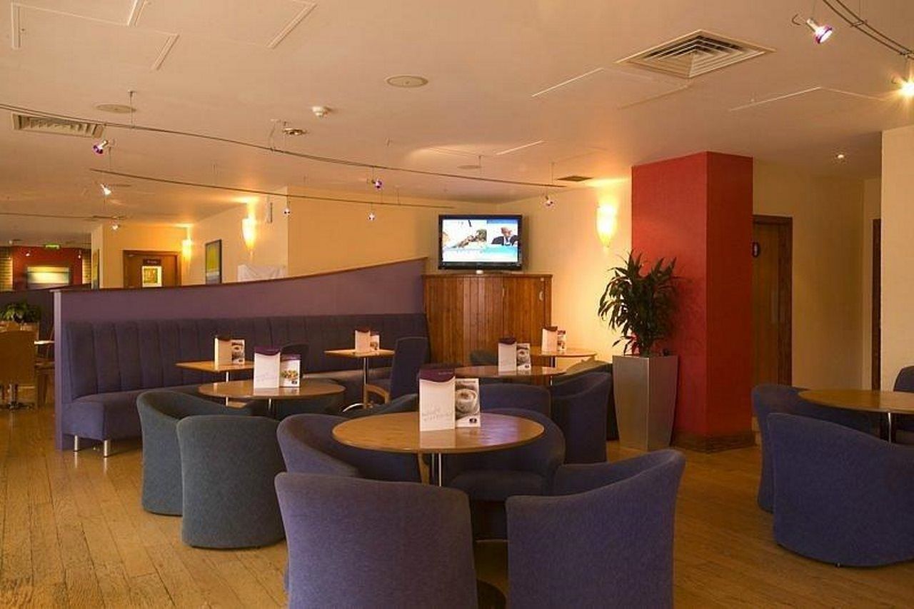 Premier Inn Edinburgh Central Exterior photo