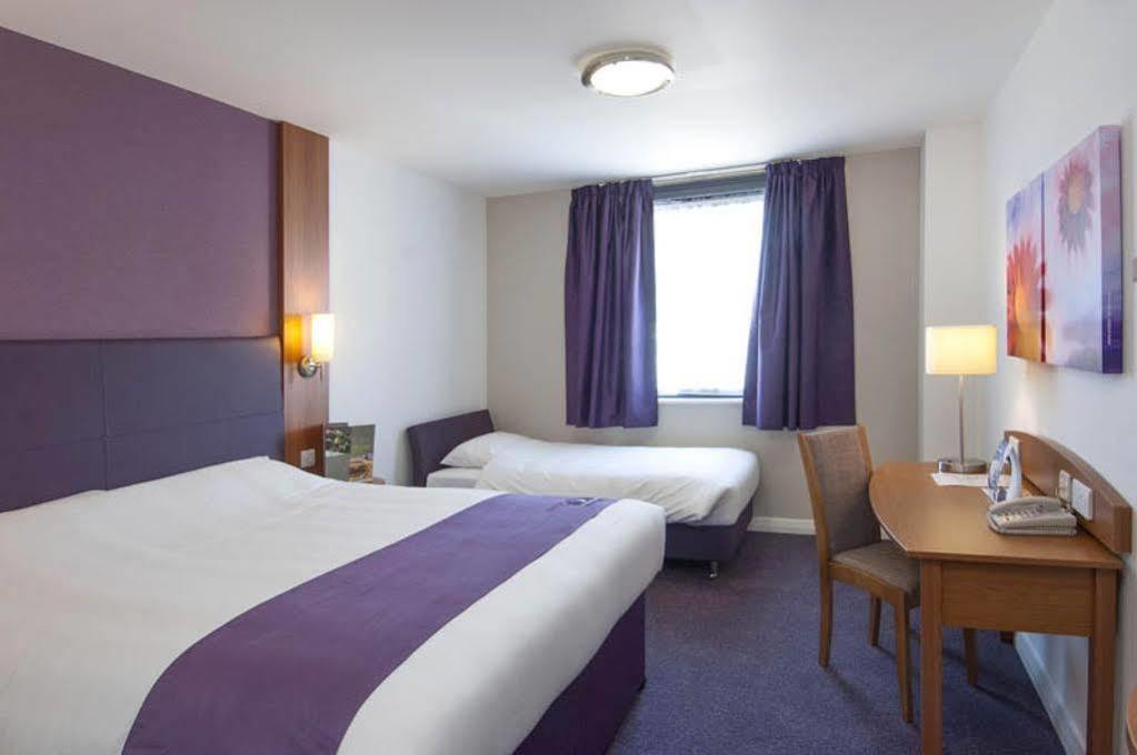 Premier Inn Edinburgh Central Exterior photo